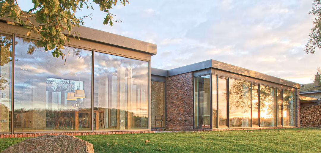 Haus mit breiter Fensterfront, Flachdach, Holz-Alu-Fenster